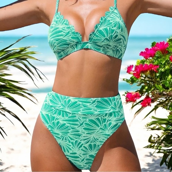 NEW Cupshe Scallop V-Neck High Waisted Bikini in Mint Green Size XS - Picture 1 of 9